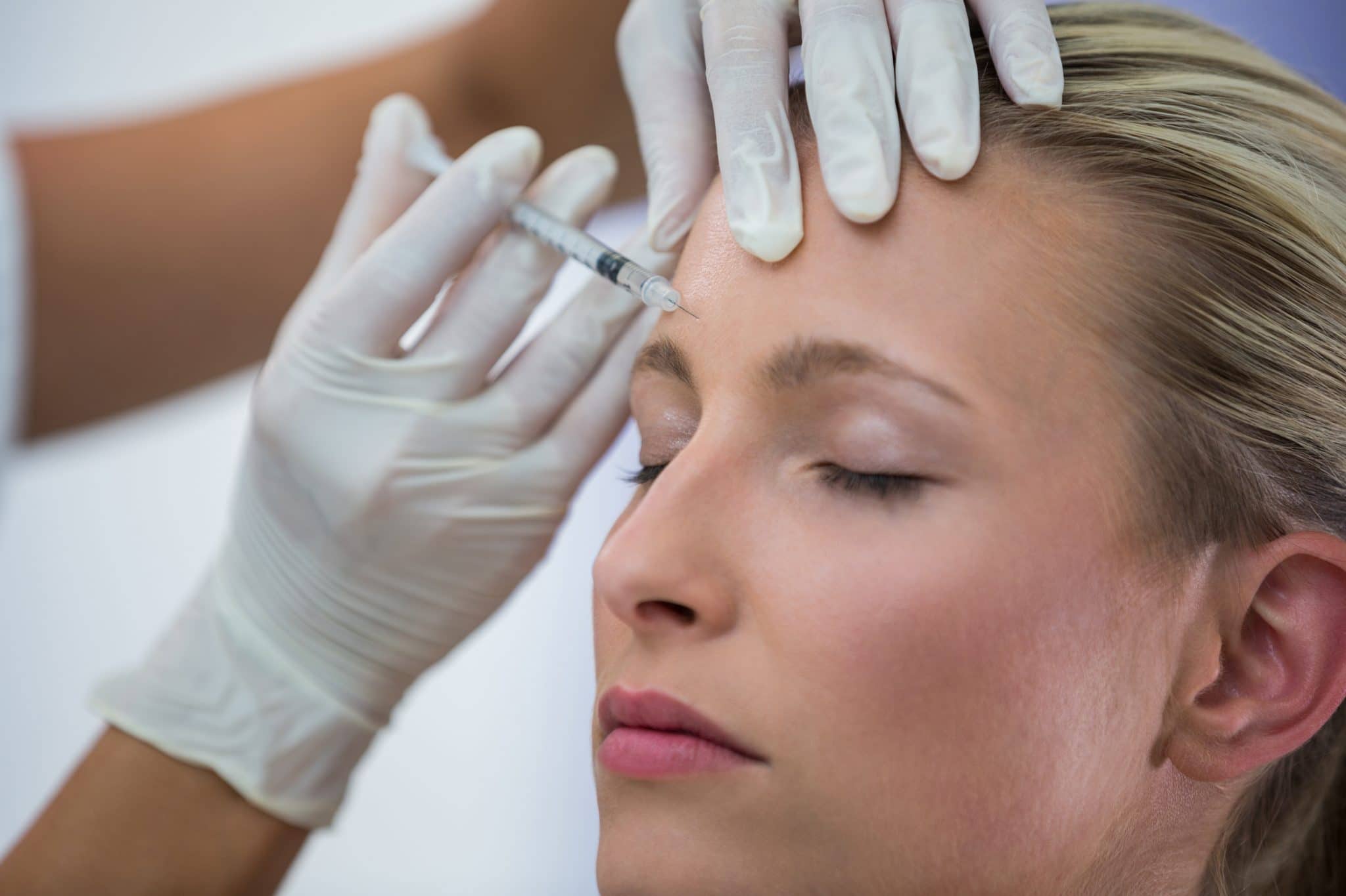 Kvinde får skønhedsbehandling med botox