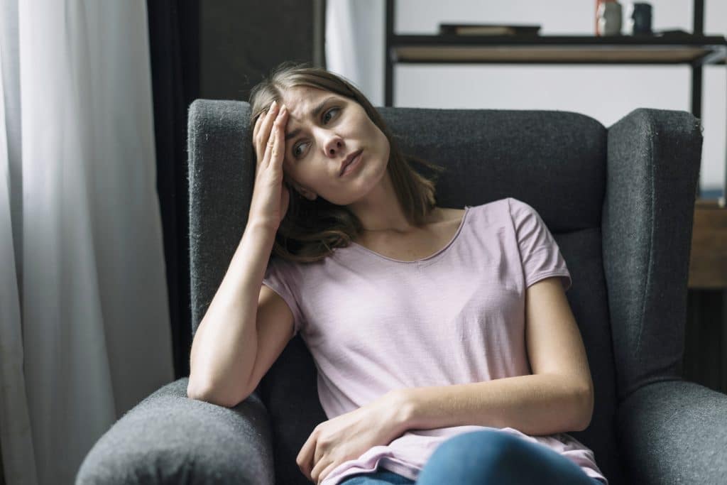 Kvinde bekymret for bivirkninger ved fillers