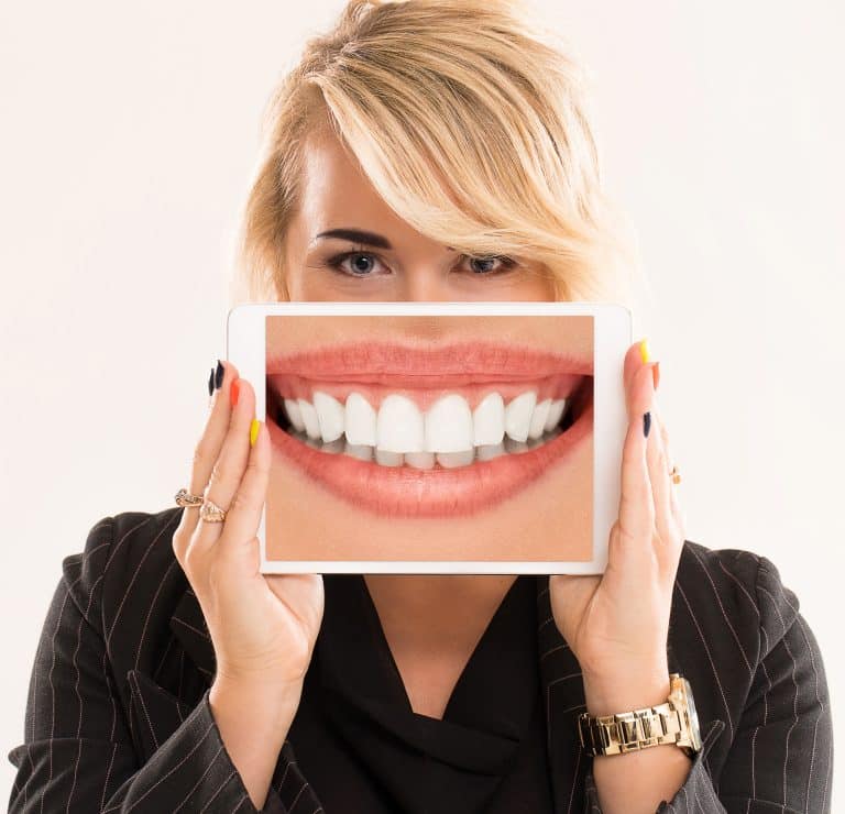Kvinde med hvide tænder
