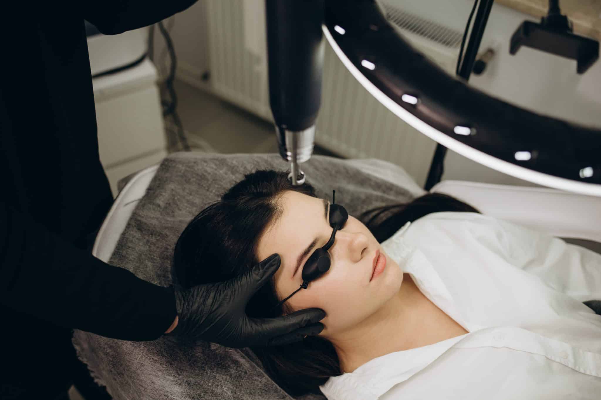Kvinde får fjernet kosmetisk tatovering med laser
