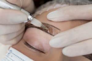 Pige får tatoveret bryn med microblading teksnik