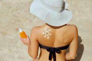 Kvinde bruger solbeskyttelse