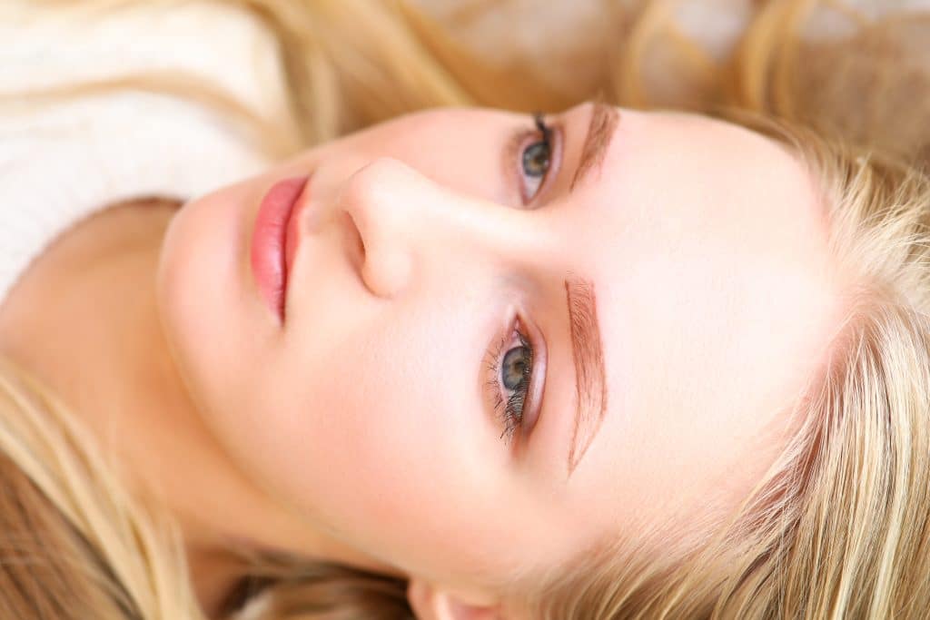 Kvinde med tynde lyse bryn skal behandles med PMU