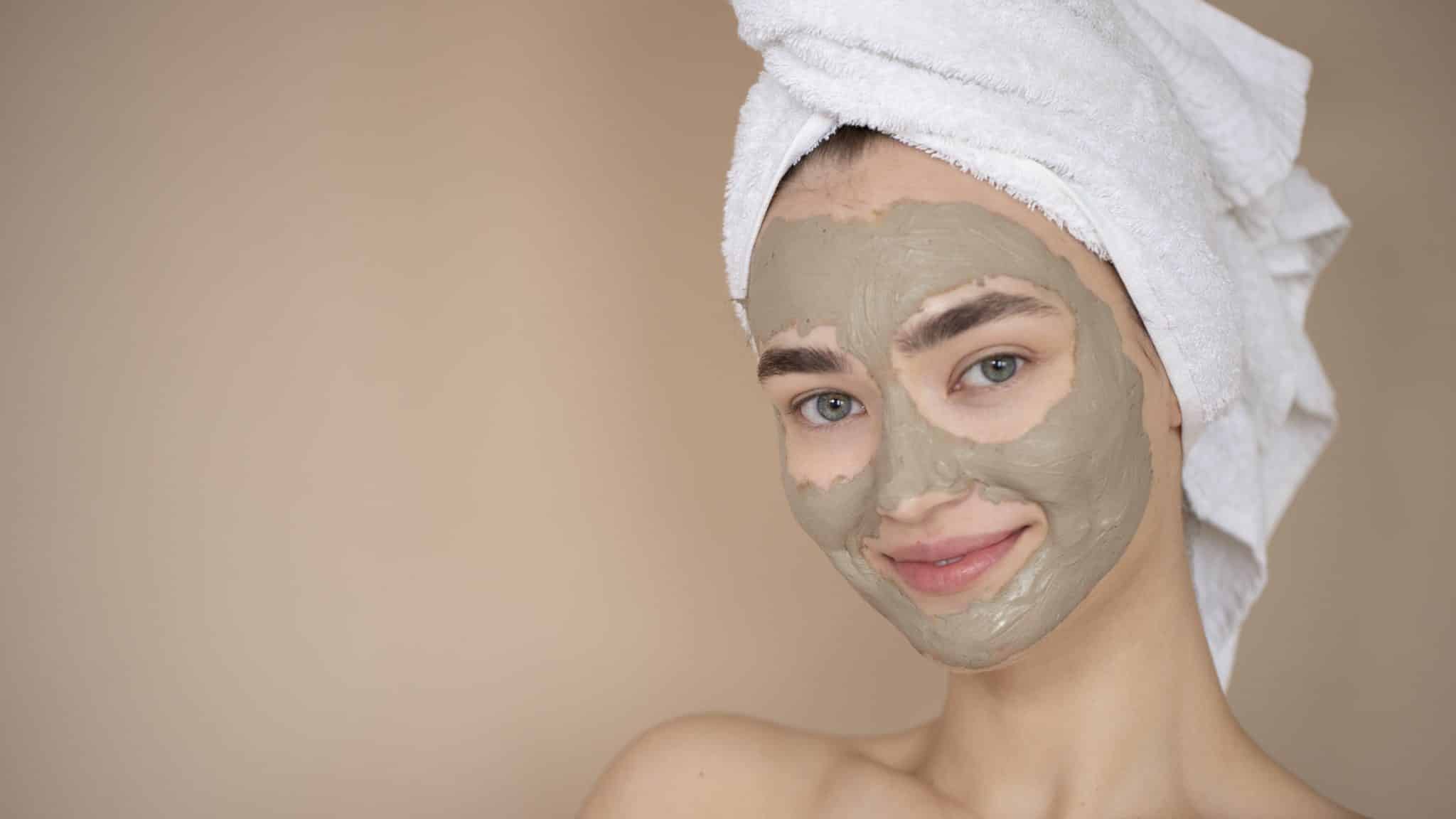 billede af cosmelan peeling maske på kvinde