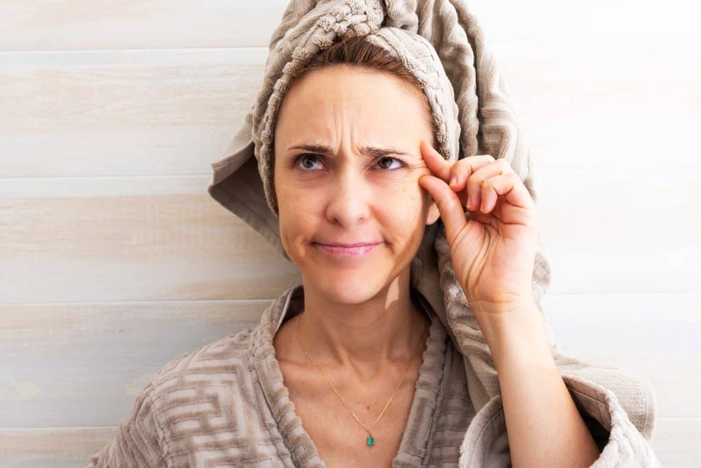 Kvinde utilfreds med rynker