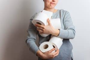 Kvinde med toiletruller fordi hun døjer med inkontinens