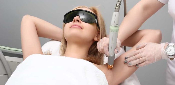 Pige får laserbehandling til hårfjerning